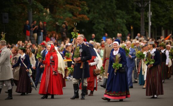 У Латвії пройшов ювілейний Вселатвійський фестиваль пісні і танцю “Dziesmu un deju svētki”